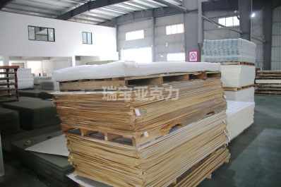 同等厚度下的耐力板與亞克力板價格對比